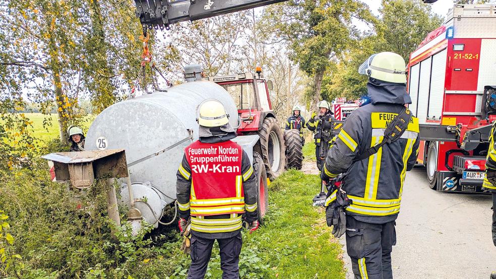 Auch ein Unfall mit einem Traktor mit Gülleanhänger zählte zu den Übungsinhalten.  © Foto: Feuerwehr