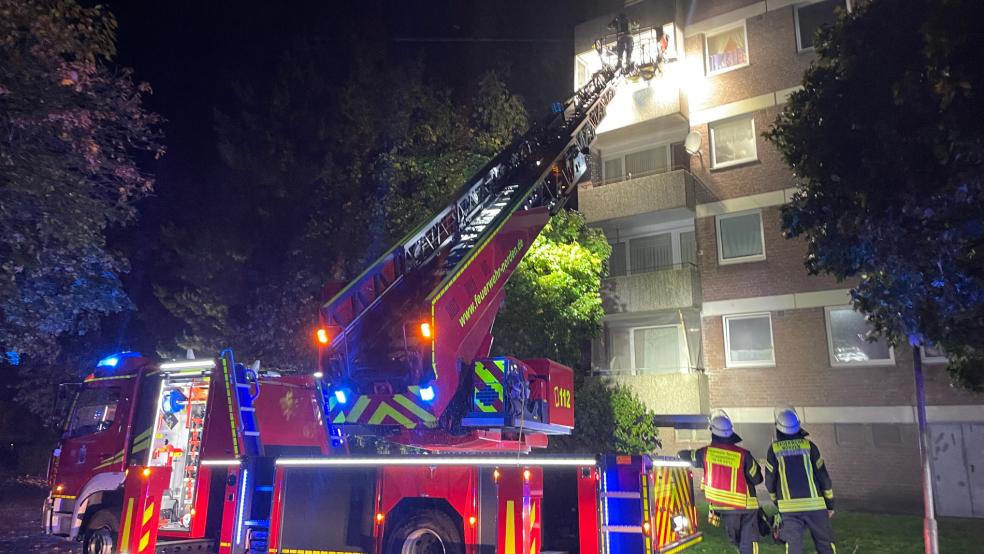 Drei Menschen mussten mit der Drehleiter aus ihren Wohnungen befreit werden. © Foto: Feuerwehr