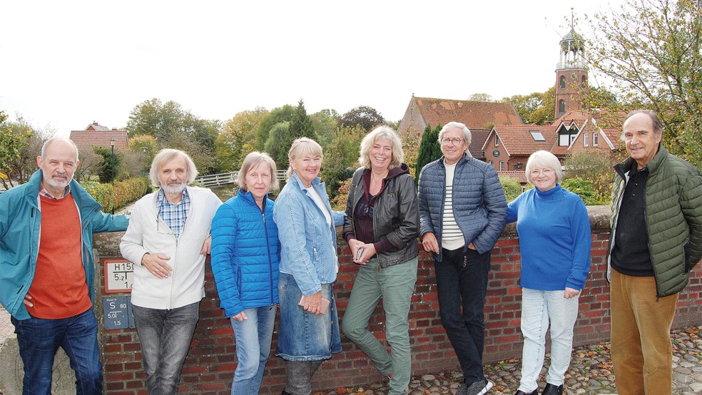 Das Vorbereitungsteam der Ditzumer Kunsttage. Von links Wolfgang Vagelpohl, Peter Schönfeld, Karoline Jugl, Carola Bruhns, Lydia Tuijnman, Jürgen Blohm, Roswitha Zierleyn und Kristian Scholz.  © Foto: Hoegen