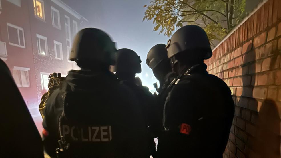 Mehr als 50 Einsatzkräfte waren heute morgen - wie hier in Emden - im Einsatz im Kampf gegen das Phänomen der falschen Polizisten. © Foto: Polizei Osnabrück