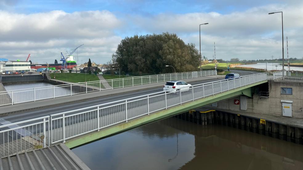 Die Fahrbahn, die über dem Schleusenkeller liegt, muss saniert werden. © Foto: Stadtwerke