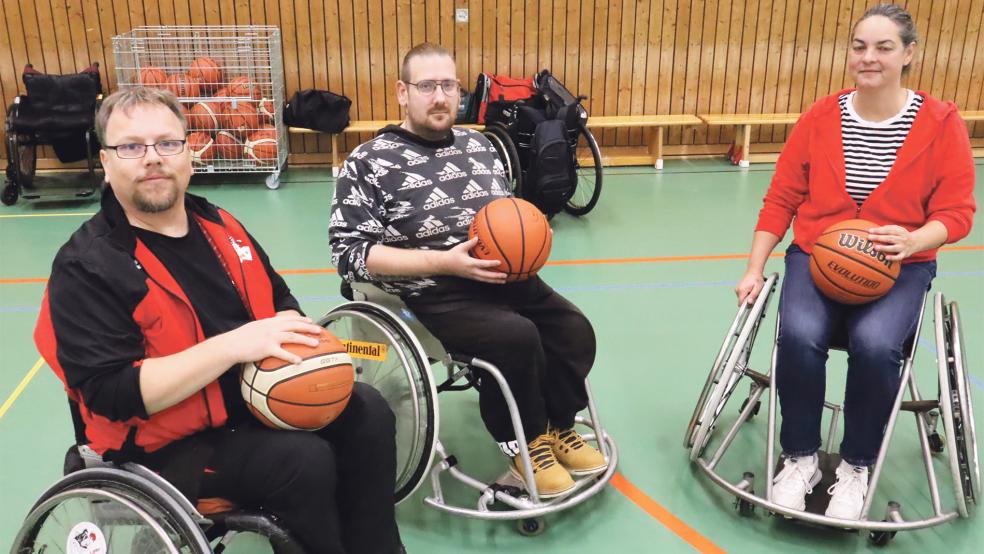 Heiner Barten (von links) zeigte unter anderem dem neuen Spieler Dominik Kanisch und Spielerin Kate Kross aus Wilhelmshaven verschiedene Übungen.  © Fotos: Ammermann