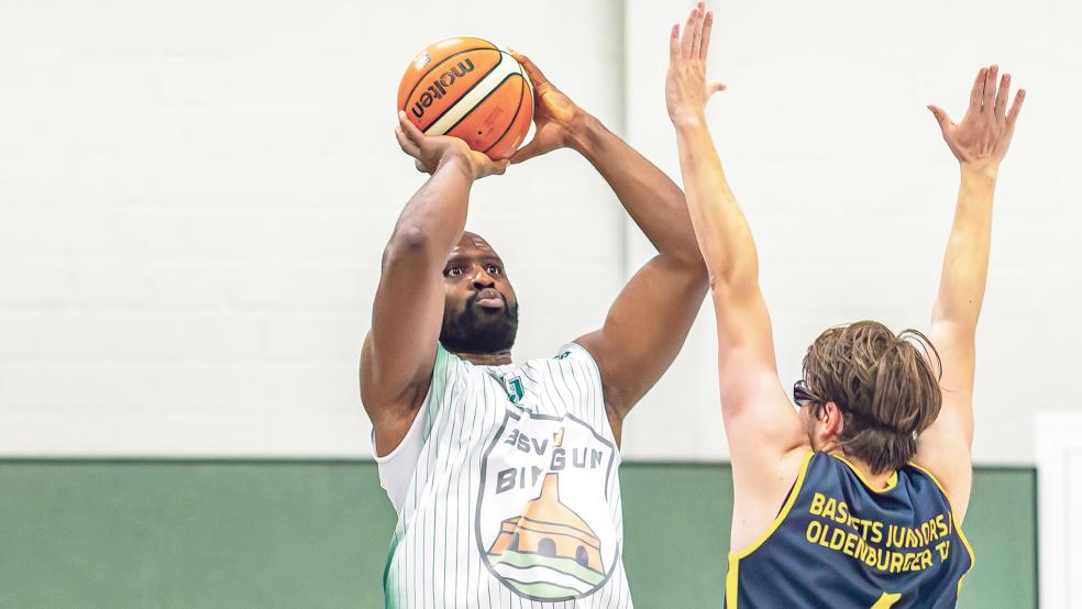 George Ehiagwina (am Ball) war gegen den Oldenburger TB V der zweitbeste Werfer der Bingumer.  © Foto: Jungeblut