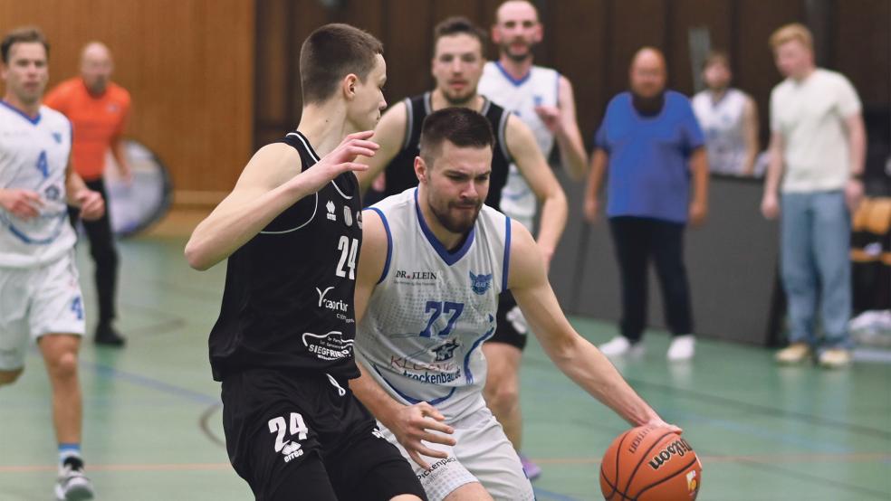 Logabirums Ben Post (weißes Trikot) fing stark an, wurde von den Bremern aber dann gut aus dem Spiel genommen.  © Foto: privat