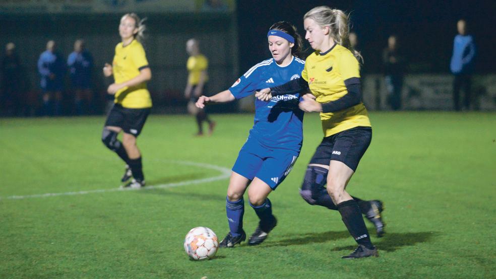 Die A-Jugendliche Elisabeth Korte (blaues Trikot) zeigte eine engagierte Leistung und belohnte sich mit einem Tor.  © Foto: Born