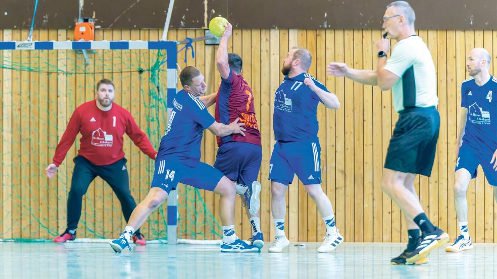 Die Handballer des TuS Holthusen (blaue Trikots) um Torhüter Steffen Luikenga (links) wollen gegen Sparta Werlte ihre Abwehrarbeit weiter verbessern.  © Foto: Jungeblut