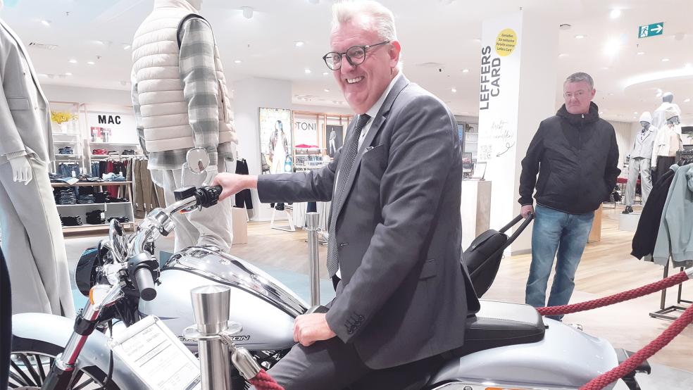 Einkaufen muss ein Erlebnis sein, ist sich Johannes Poppen sicher. Daher überlegt man sich bei Leffers immer wieder Besonderheiten, um Kunden in den Laden zu locken.  © Foto: Berents