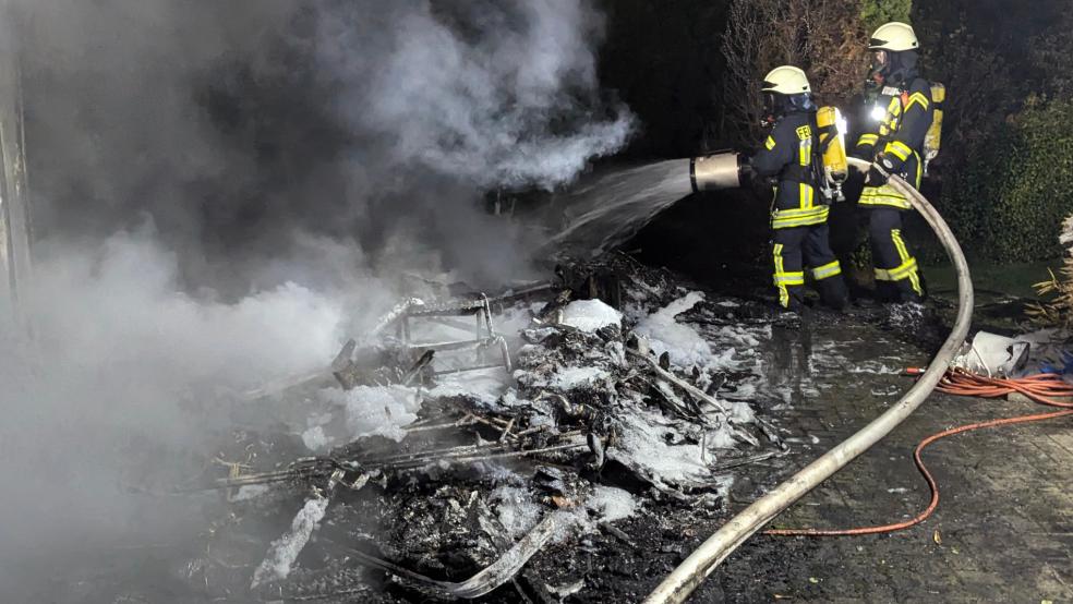 Der Wohnwagen wurde ein Raub der Flammen. © Markus Bruns/Feuerwehr Westoverledingen