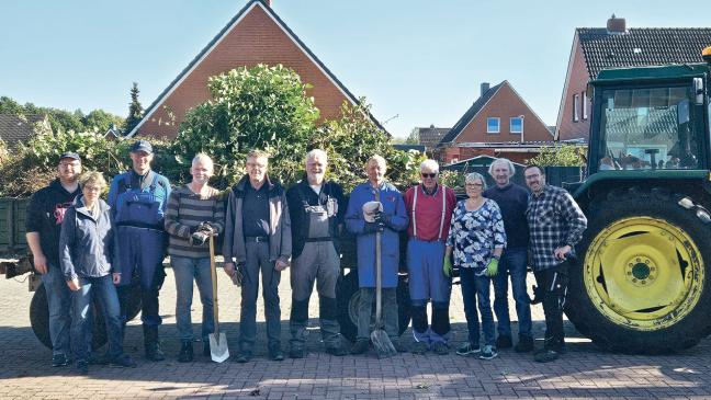 Fleißige Hände am Gemeindezentrum