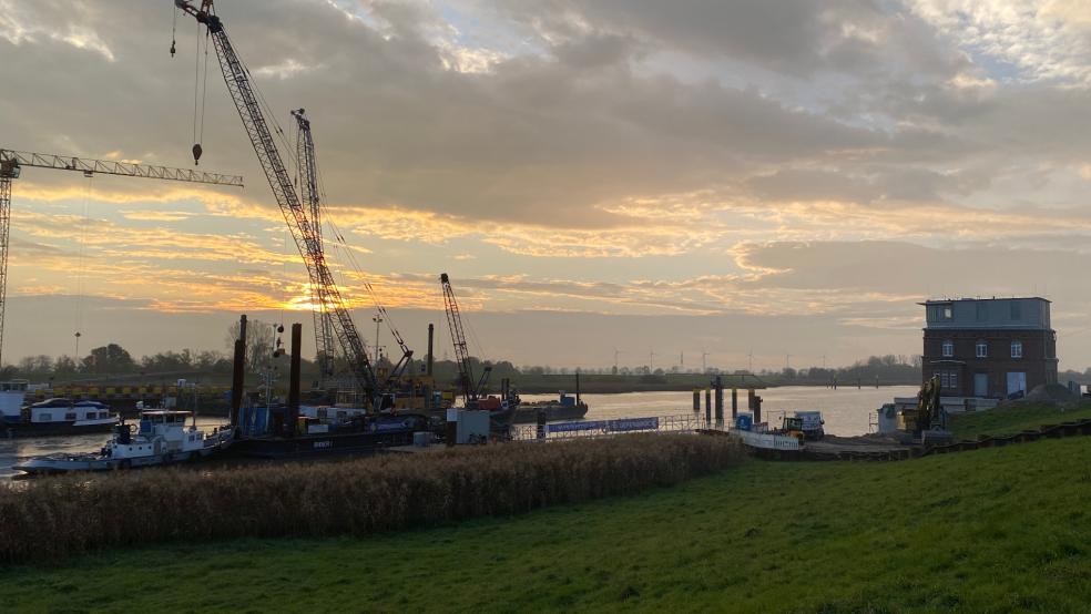 Sonnenaufgang an der Brückenbaustelle Weener. Kommende Woche soll hier das blaue Stahlteil-Element aufgesetzt werden. Rechts im Bild das neugestaltete Brückenwärterhaus. © Hanken