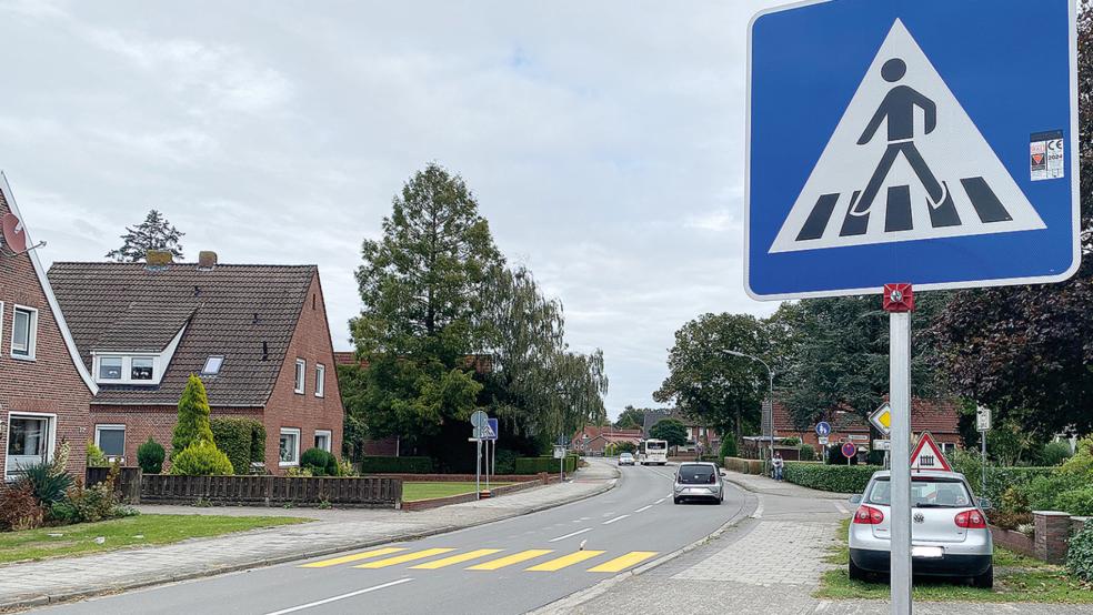 Der provisorische Zebrastreifen an der Graf-Edzard-Straße in Weener könnte dauerhaft bleiben. Nach Abschluss der Bauarbeiten an der B 436 soll es Verkehrszählungen geben. © Hanken