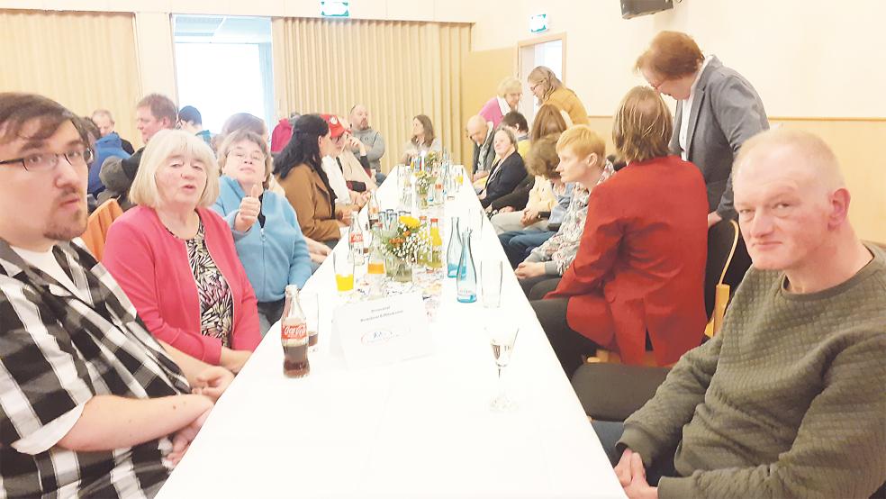 Die Mitarbeiter und Bewohner von »Open Dören« ließen es sich nicht nehmen, am Festakt teilzunehmen.  © Foto: Berents