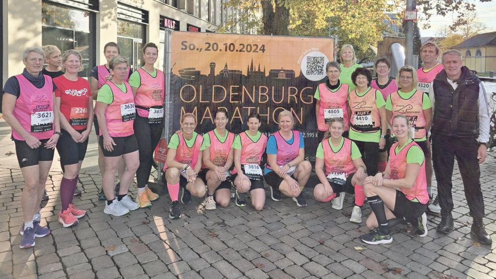 Mit einer Gruppe von 18 Läuferinnen und Läufern machte sich Trainer Richard Hartema (rechts)per Bahn in Richtung Oldenburg zum Marathon auf.  © Foto: privat