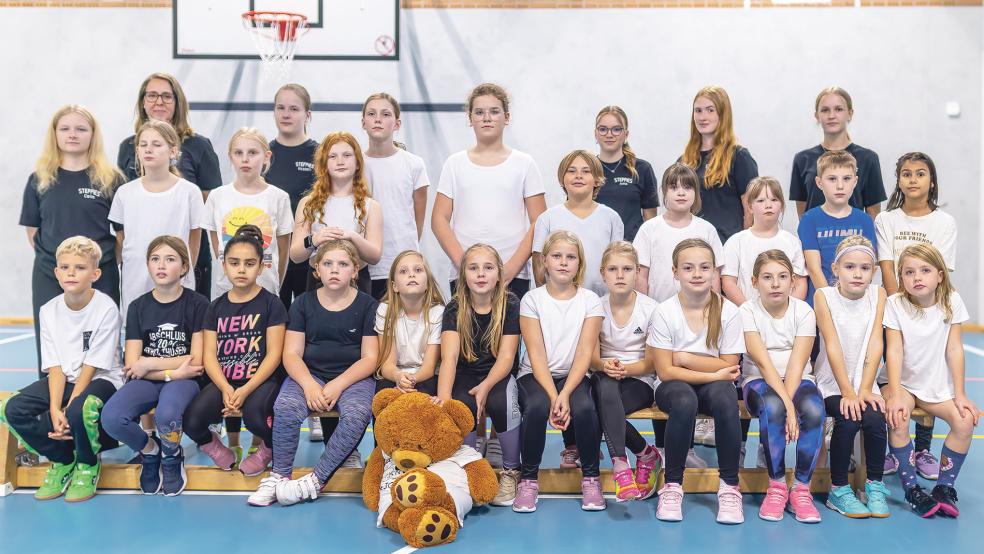 24 Kinder im Alter von sechs bis zwölf Jahren nahmen unter der Leitung von Brigitte Röskens (Dritte von links, oben) am ersten Tanzworkshop des TuS Holthusen teil.  © Foto: Jungeblut