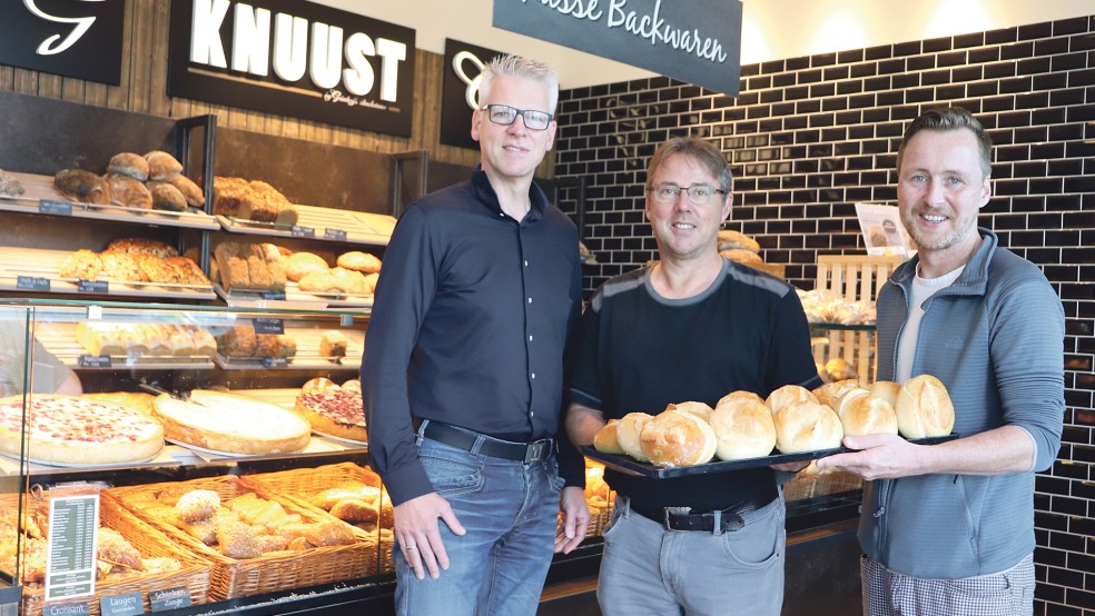 Thomas Harms (von links), Lars Grünhoff und Produktionsleiter Michael Haase zeigen die neuen TK-Brötchen.  © Foto: HWK