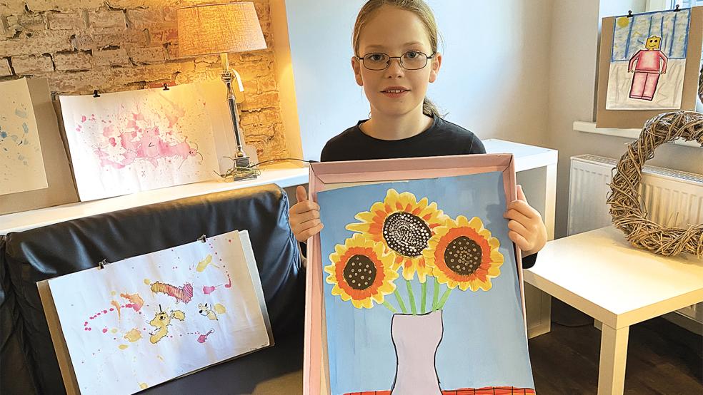 Die neunjährige Rosalie Wedel als Nachwuchskünstlerin zeigte in ihrem kleinen Ditzumer Atelier diese Sonnenblumen und andere Aquarelle.  © Kuper