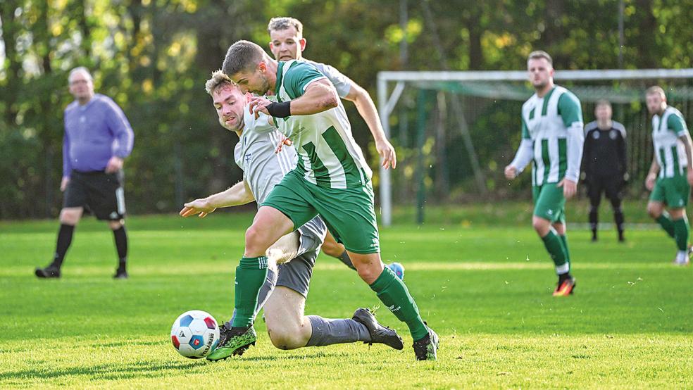 Stapelmoors Matthias Dreese (am Ball) machte gegen Filsum ein starkes Spiel.  © Foto: Bruins