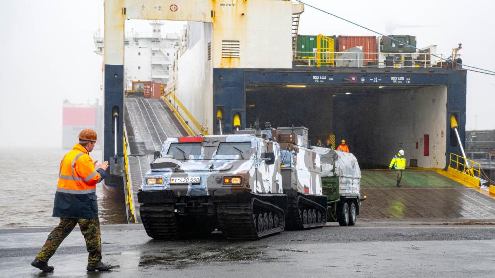 Der Emder Hafen ist häufiger Umschlagsplatz für Militärgüter. Im Februar wurden Fahrzeuge und Material der Bundeswehr für eine Übung in Norwegen verladen. © Schuldt (dpa)