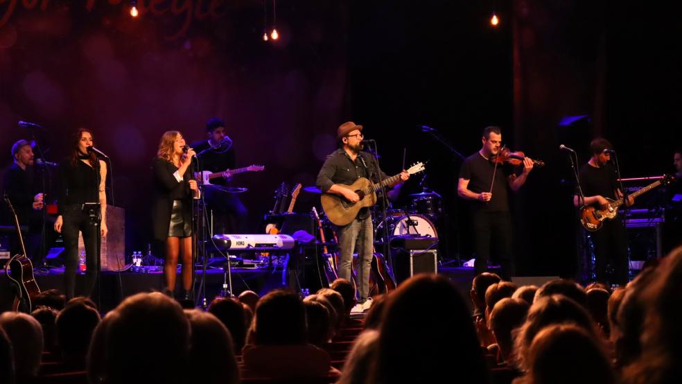 Gregor Meyle und Band gaben ein begeisterndes Unplugged-Konzert im ausverkauften Theater an der Blinke. © Ammermann