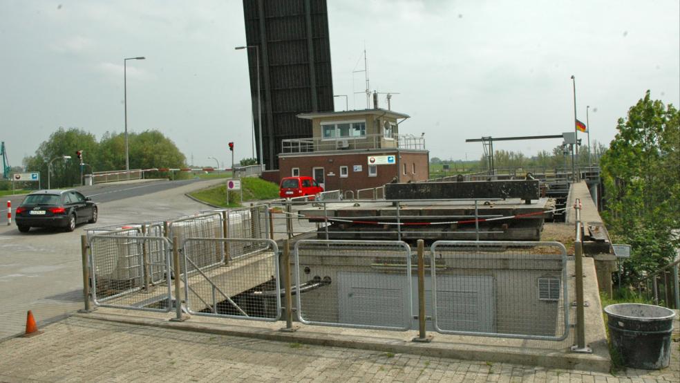 Mit der beauftragten Baufirma einigten sich Stadtwerke und Stadt Leer auf ein neues Zeitfenster für die Fahrbahnsanierung auf der Seeschleusen-Brücke im Frühjahr 2025. © Szyska