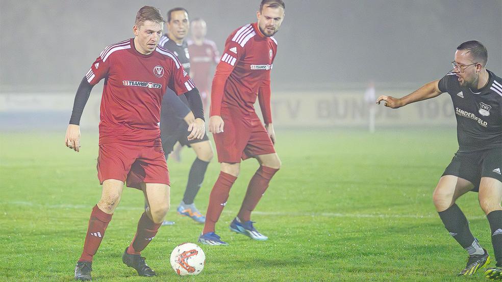 Neben dem sechsfachen Stephan Eling (nicht im Bild) steuerte auch Andre Hoppen (am Ball) beim 7:0 gegen die SG Klostermoor/Burlage II ein Tor für Bunde III bei.  © Foto: Bruins