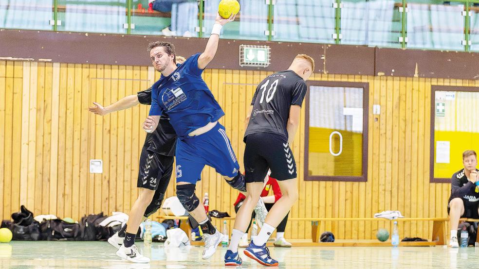 Holthusens Thomas Pawlik (am Ball) steuerte gegen Werlte fünf Tore bei.  © Foto: Jungeblut