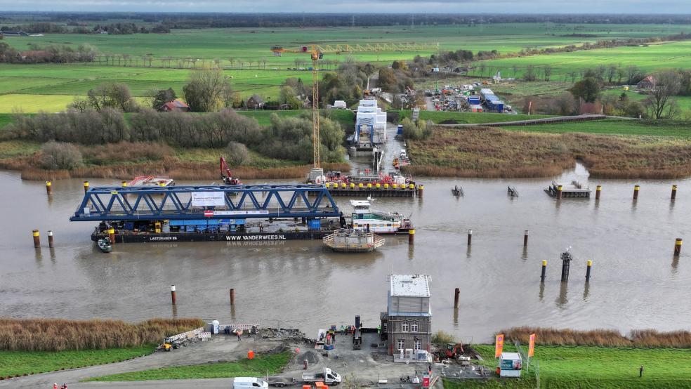 Aus der Vogelperspektive: Auf einem Ponton traf das Stahl-Element für die Weeneraner Seite der neuen Friesenbrücke am Mittwochvormittag ein. © Battermann (Horizont Fotos)
