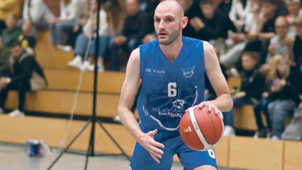 Rikus Janssen (rechts) versenkte beim Auswärtsspiel in Bad Essen fünf Drei-Punkte-Würfe.  © Foto: privat