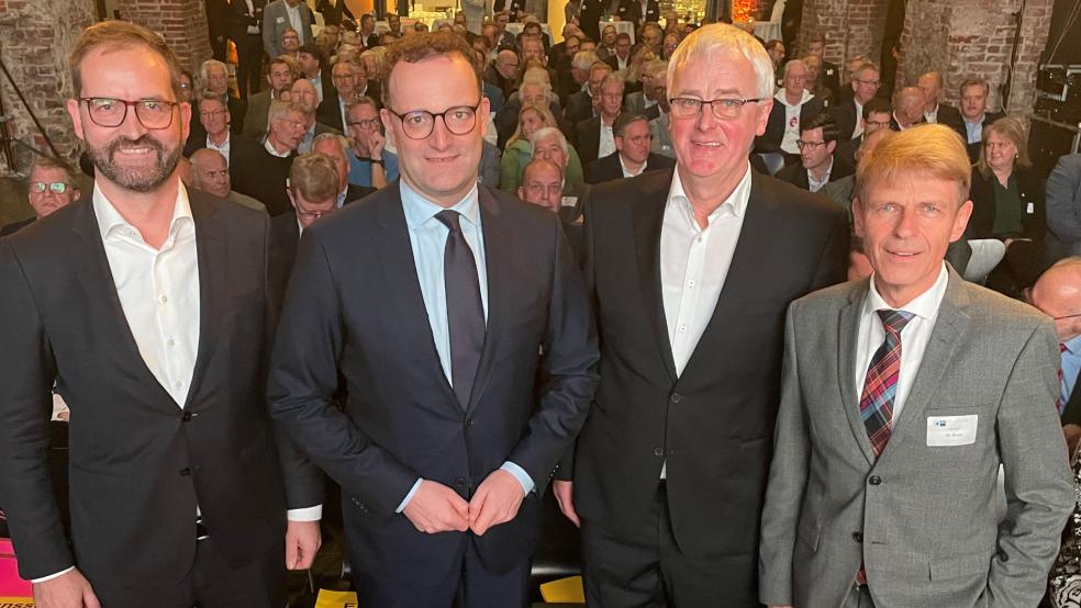 Beim Wirtschaftsabend in Emden (von links): IHK-Hauptgeschäftsführer Max-Martin Deinhard, Ex-Bundesgesundheitsminister Jens Spahn, IHK-Präsident Theo Eilers und sein Amtsvorgänger Bernhard Brons. © IHK