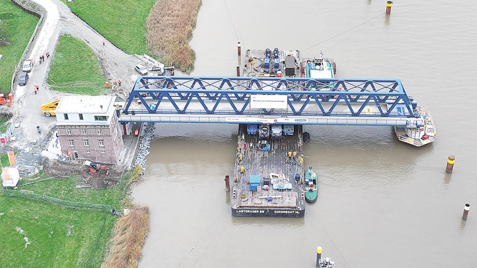 Das rund 70 Meter lange und etwa 700 Tonnen schwere Einfeld-Element auf Weeneraner Seite der neuen Friesenbrücke wurde heute von einem Ponton auf zwei Pfeilern abgelegt.  © Foto: Battermann (Horizont Fotos)