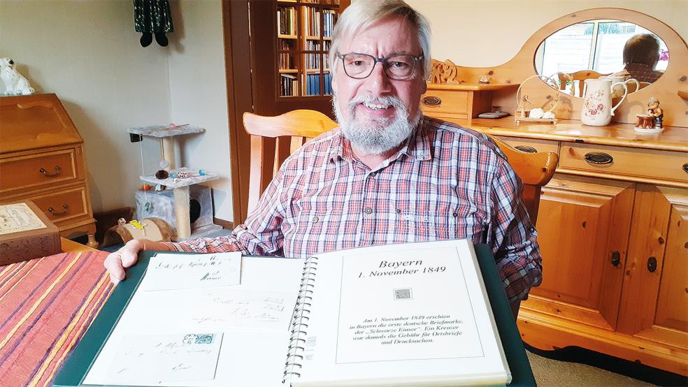 Oswald Janssen präsentiert seine Sammlung mit dem »Schwarzen Einser« . Wie sehr die Einführung einer Briefmarke den Postverkehr erleichtert hat, wird deutlich anhand eines historisches Briefs aus seiner Sammlung.  © Foto: Berents