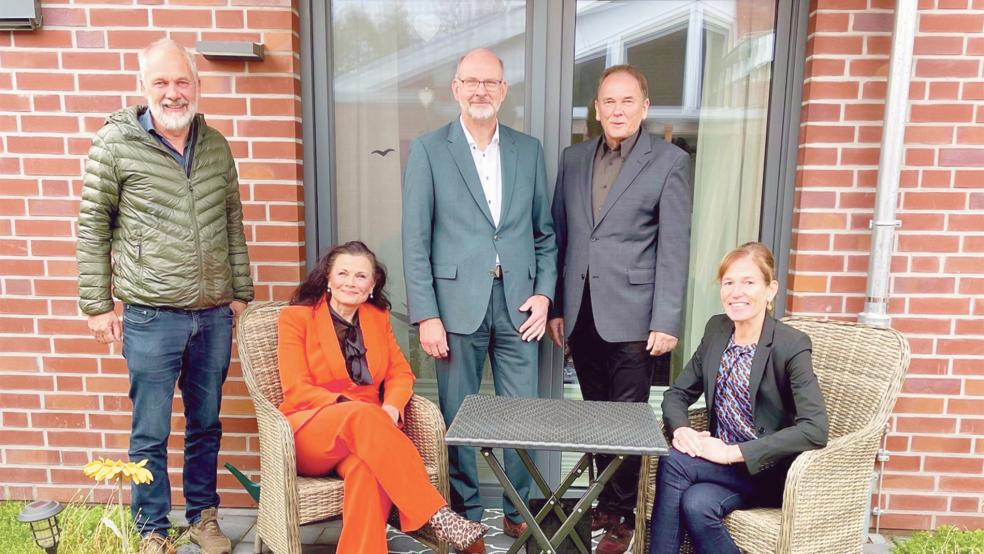 Geschäftsführerin Insa Franzen (von rechts), Gerald Sap (1. Vorsitzender) sowie Olaf Lübsen (2. Vorsitzender) zeigten Gitta Connemann und Gerhard Janßen die Wohnanlage.  © Foto: Büro Connemann