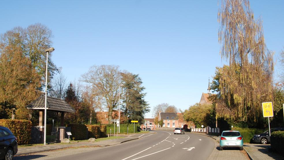 Der SPD-Ortsverein Stapelmoor/Oberrheiderland sieht die Hauptstraße in Stapelmoor als Gefahrenpunkt und will die Verkehrssicherheit verbessern. Deshalb fordert die SPD einen Zebrastreifen oder eine Druckampel und eine Tempo 30-Zone.  © Foto: Hoegen