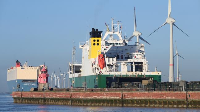 Britischer Militärfrachter in Emden eingelaufen