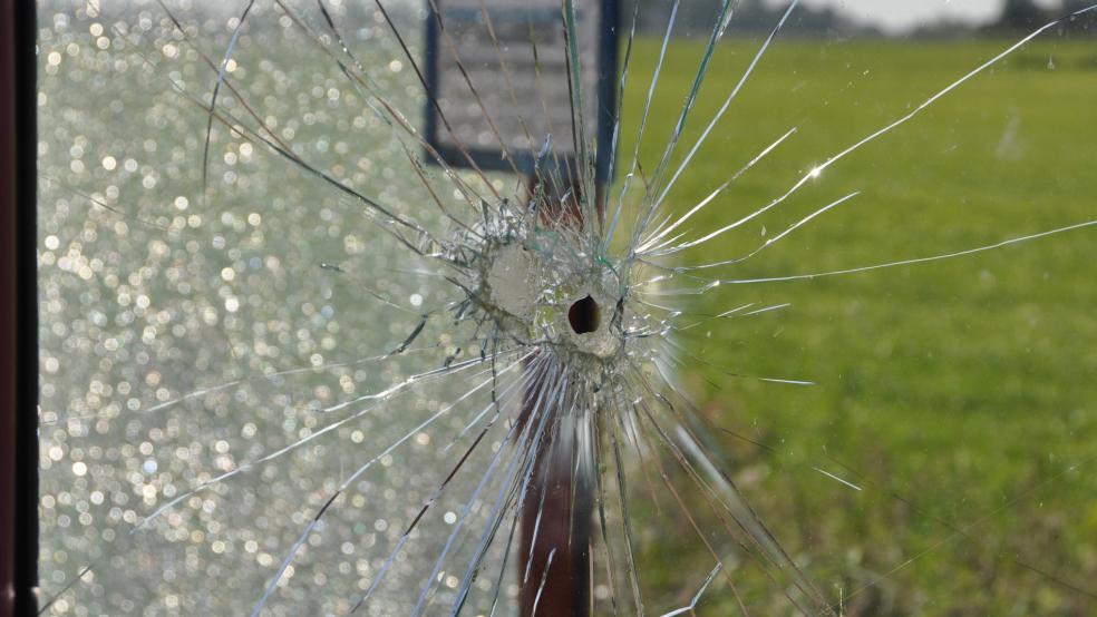 Ein großes Loch klaffte in dieser Scheibe der Bushaltestelle in Boomborg, die Verursacher sind unbekannt.  © Wolters