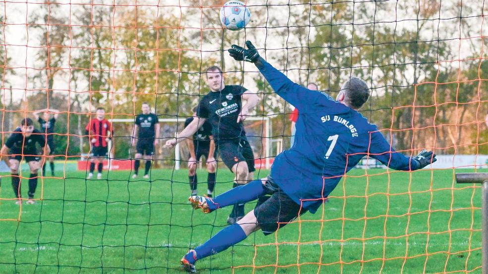 Henning Dreyer (Mitte) versenkt den Elfmeter zum 2:2 für den SV Wymeer-Boen in der 86. Minute.  © Foto: Bruins