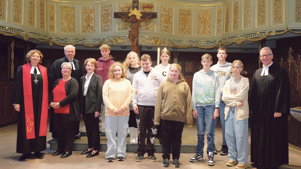 Regionalbischöfin Sabine Schiermeyer (links), Pastor Christian Erchinger und Pastor Christoph Herbold (rechts) gestalteten gemeinsam mit Heidrun Bontjer, Anja Ihnen-Swoboda (Zweite und Dritte von links) sowie mit Jugendlichen den regionalen Festgottesdienst zum Reformationstag in der Lutherkirche in Leer.  © Foto: Grundmann (Sprengel Ostfriesland-Ems)