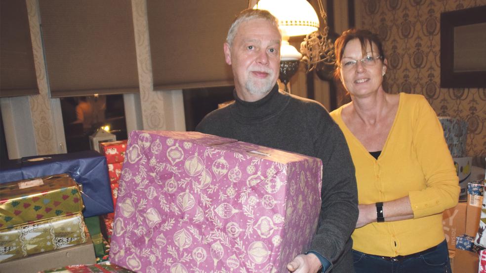 Bettina und Jan-Martin Donker hoffen wieder auf viele großzügige Paket-Packer.  © Archivfoto: Himstedt