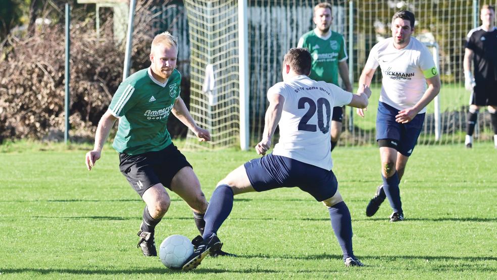 Hendrik Watzema (grünes Trikot, links) und der BSV Bingum erkämpften sich einen Punkt gegen Fresena Ihren.  © Foto: Bruins