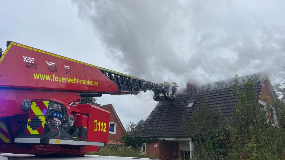 Dichter Qualm drang aus dem Brandhaus. © Feuerwehr Norden