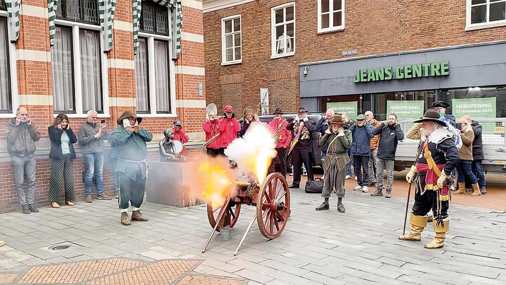 Mit einem ohrenbetäubenden Kanonen-Knall wurde um 10.08 Uhr am Montag der 209. Adrillenmarkt in Winschoten eröffnet.  © Foto: Kuper