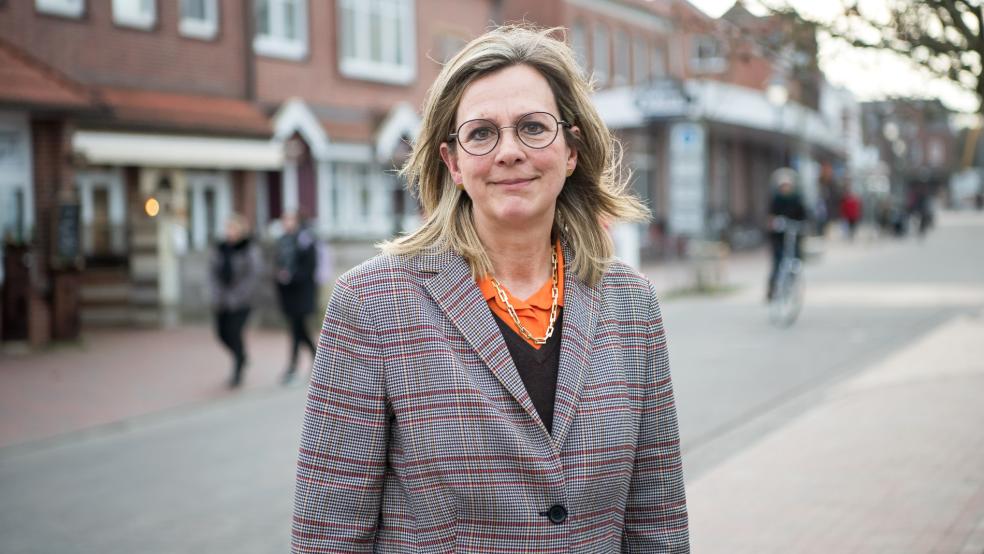 Heike Horn (parteilos), Bürgermeisterin von Langeoog, steht vor dem Rathaus.  © Schuldt/dpa 
