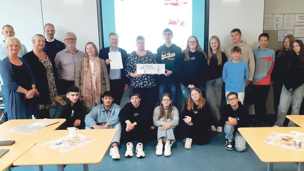 Schulleiterin Karin Wingbermühle (Mitte) freute sich, gemeinsam mit Schülern und den Lehrkräften Gerda Mülder (links) und Antje Hinrichs (Dritte von rechts) das Gütesiegel »Startklar für den Beruf« von den Jurymitliedern Heinz Baalmann (von links) Miriam Heidenreich, Dirk Bleeker, Reinhold Harms und Frank Happe) entgegennehmen zu können.  © Foto: Berents