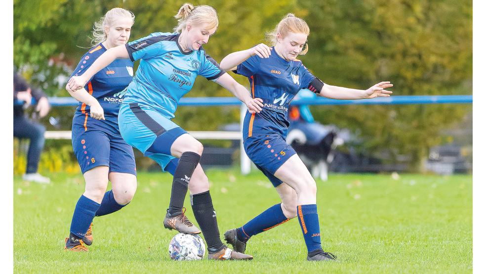 Lena Wähler (am Ball) kann sich hier gegen die SG-Spielerinnen Alina Smeenge (links) und Edda Foget behaupten.  © Foto: Jungeblut