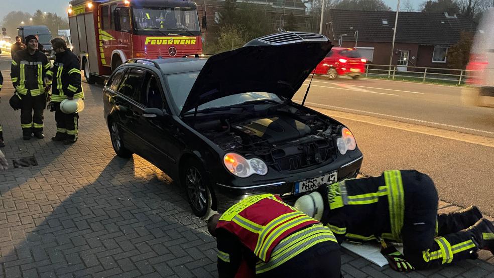 Feuerwehrleute versuchen, die Ursache für die Qualmentwicklung im Motor zu finden. © Feuerwehr