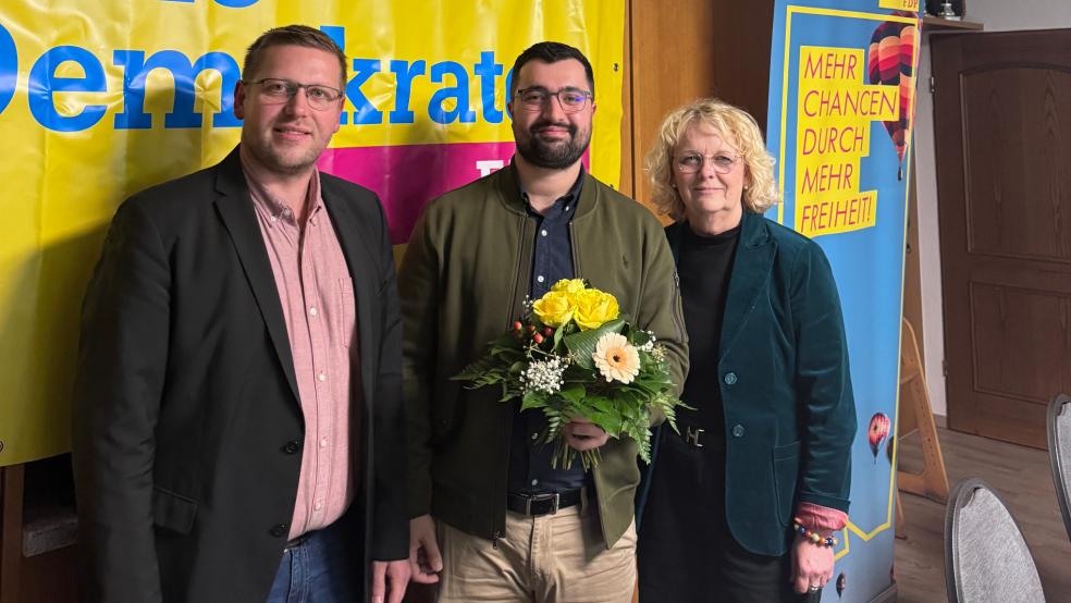 Nach der Wahl: Jens Völker aus Bunde, Kreisvorsitzender der FDP im Landkreis Leer, Ferhat Asi und Beate Laake, Kreisvorsitzende der FDP im Landkreis Emsland.  © FDP