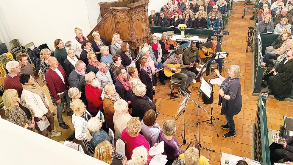 Mit einem musikalischen Jubiläumsgottesdienst In der vollbesetzten Kirche feierte der Jugendchor Stapelmoor mit seiner Dirigentin Wenda Ibelings seinen 45. Geburtstag.  © Fotos: Kuper