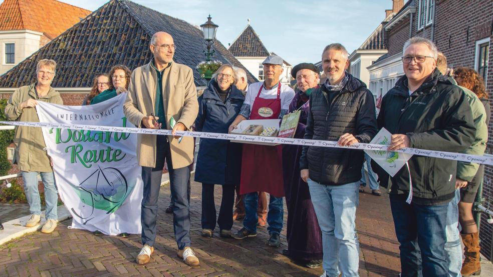 Feierliche Eröffnung (von links): Antia Oosting-Venema, Jessica Hoekstra (beide Stichting Promotie Waddenland), Arjen Nolles (Gemeinde Het Hogeland), Alie Dijk (Vereniging Dorpsbelangen Baflo & Rasquert), Roel Meijer (Bäckerei Rutgers), Hans de Vries (Vereniging Dorpsbelangen Baflo& Rasquert), Ulrich Schmunkamp und Kurt Radtke (beide IDR).  © Foto: Internationale Dollard Route