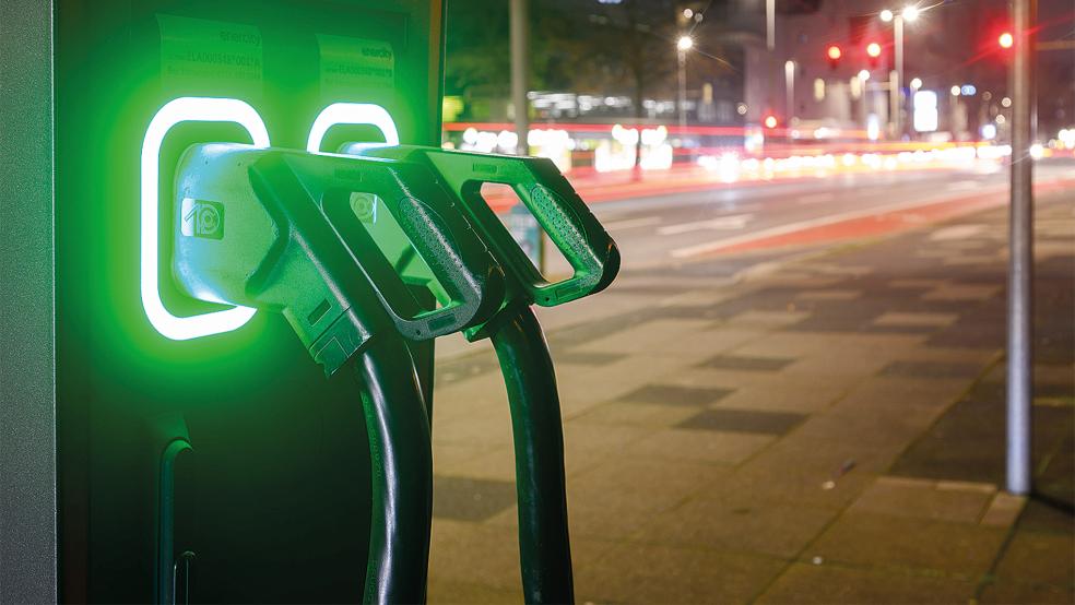 Auf 4,5 Elektroautos kommt im Stadtgebiet von Emden eine öffentlich zugängliche Ladesäule.  © Foto: dpa