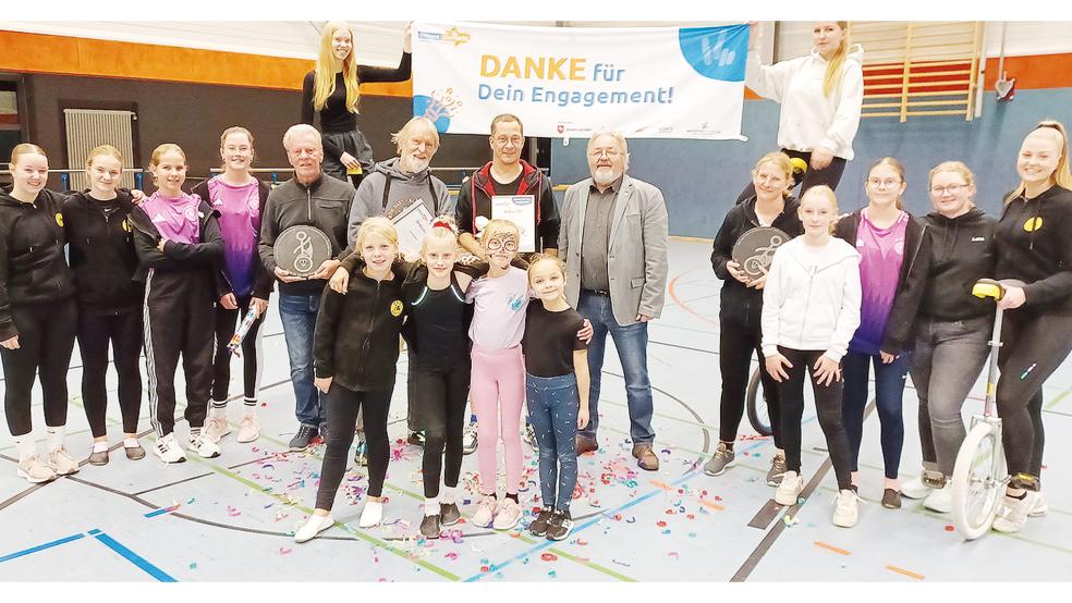 Rolf Boehnke (mit Urkunde in der Hand, links) und Carsten Fietz (mit Urkunde, rechts) wurden jetzt für ihr langjähriges Engagement im Rahmen der Aktion »Ehrenamt überrascht« ausgezeichnet.  © Foto: privat